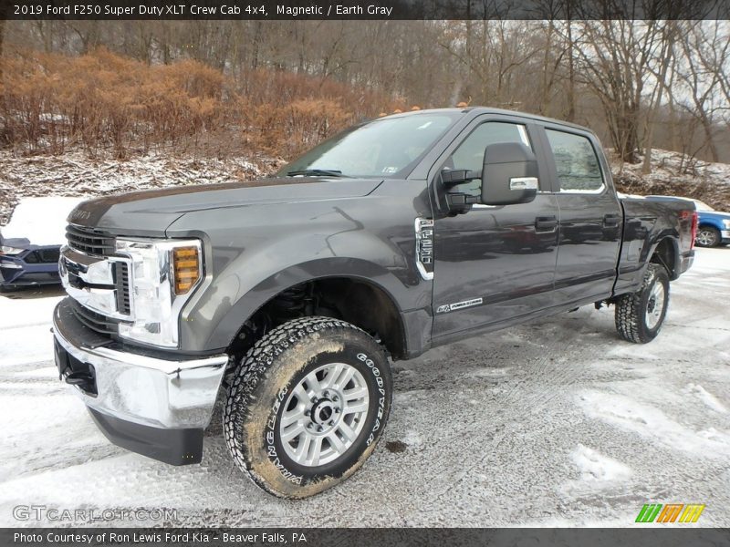 Front 3/4 View of 2019 F250 Super Duty XLT Crew Cab 4x4