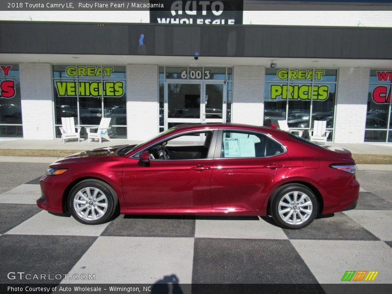 Ruby Flare Pearl / Macadamia 2018 Toyota Camry LE