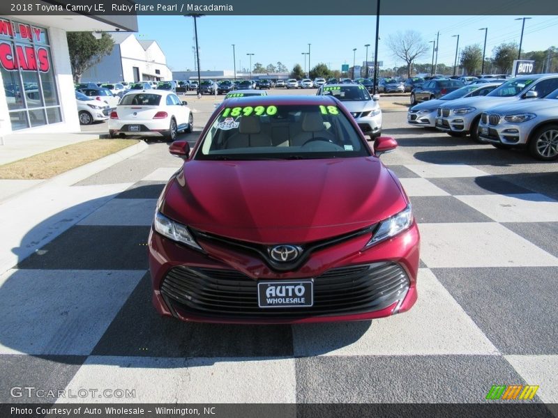 Ruby Flare Pearl / Macadamia 2018 Toyota Camry LE