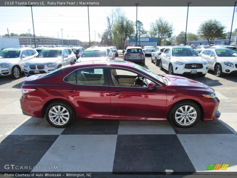 Ruby Flare Pearl / Macadamia 2018 Toyota Camry LE