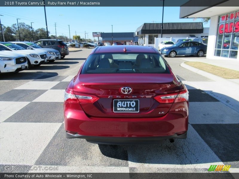 Ruby Flare Pearl / Macadamia 2018 Toyota Camry LE