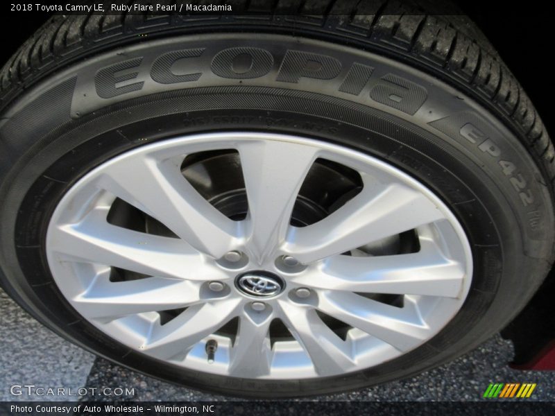 Ruby Flare Pearl / Macadamia 2018 Toyota Camry LE