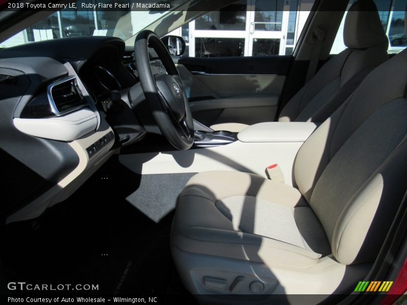 Ruby Flare Pearl / Macadamia 2018 Toyota Camry LE