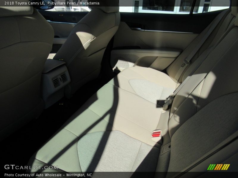 Ruby Flare Pearl / Macadamia 2018 Toyota Camry LE