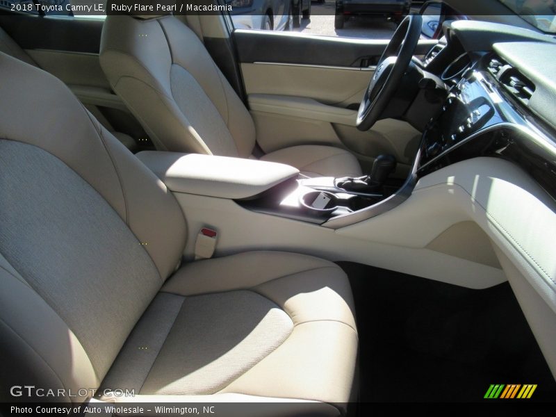 Ruby Flare Pearl / Macadamia 2018 Toyota Camry LE