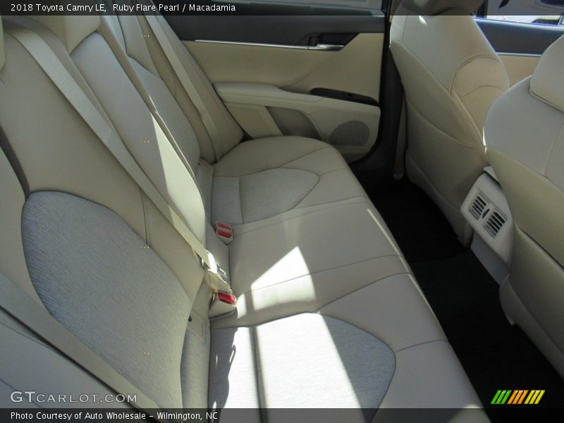 Ruby Flare Pearl / Macadamia 2018 Toyota Camry LE