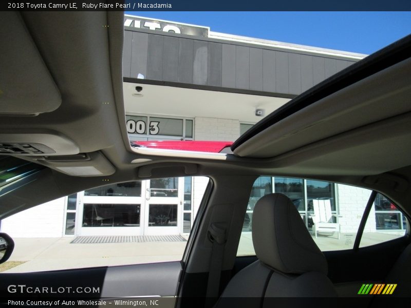 Ruby Flare Pearl / Macadamia 2018 Toyota Camry LE