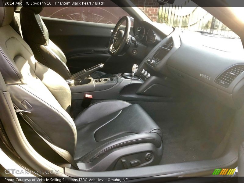 Front Seat of 2014 R8 Spyder V10