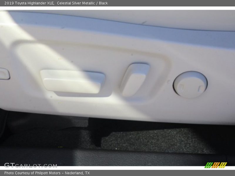 Celestial Silver Metallic / Black 2019 Toyota Highlander XLE