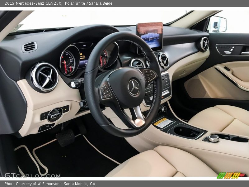 Polar White / Sahara Beige 2019 Mercedes-Benz GLA 250
