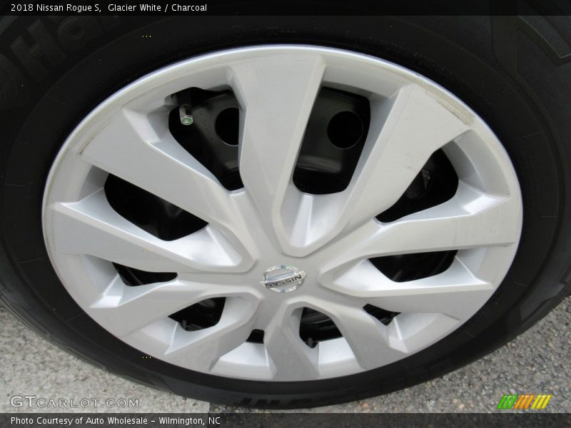 Glacier White / Charcoal 2018 Nissan Rogue S