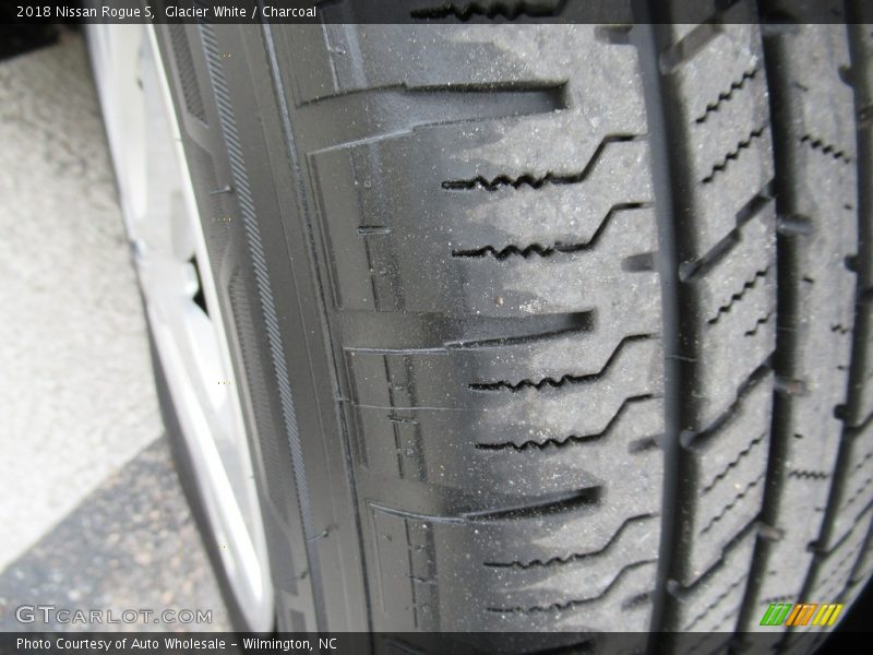 Glacier White / Charcoal 2018 Nissan Rogue S