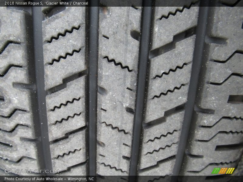Glacier White / Charcoal 2018 Nissan Rogue S