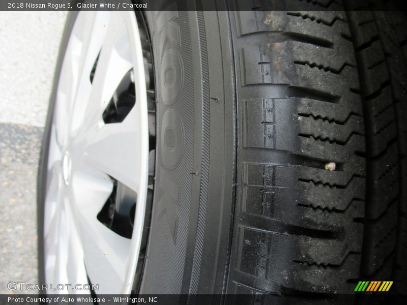 Glacier White / Charcoal 2018 Nissan Rogue S