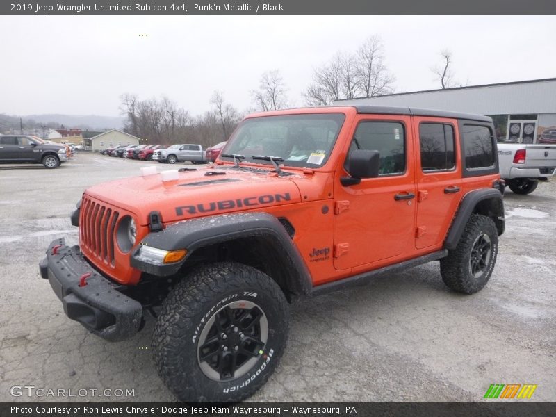 Front 3/4 View of 2019 Wrangler Unlimited Rubicon 4x4