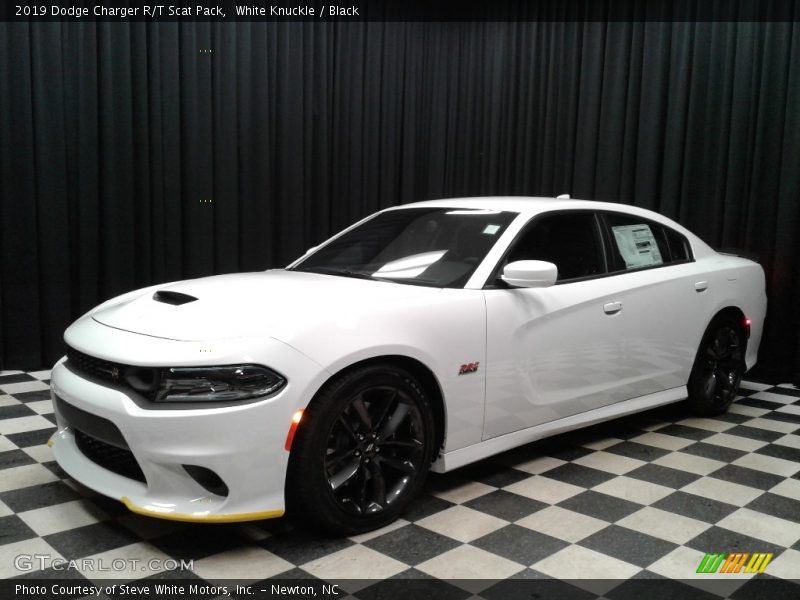 Front 3/4 View of 2019 Charger R/T Scat Pack