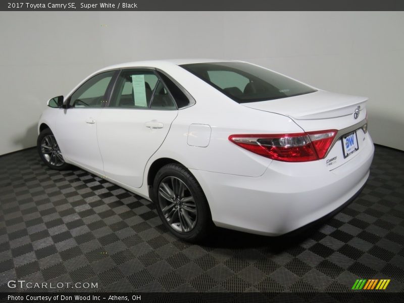 Super White / Black 2017 Toyota Camry SE