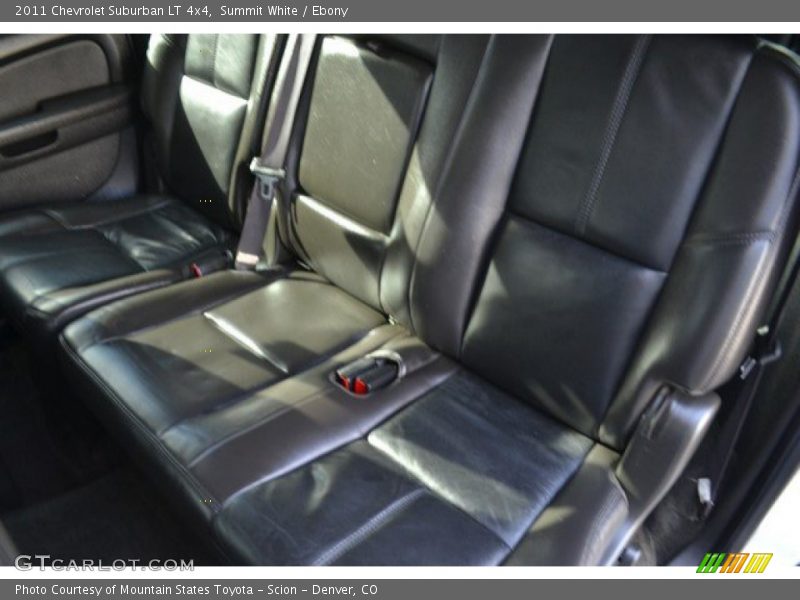 Summit White / Ebony 2011 Chevrolet Suburban LT 4x4