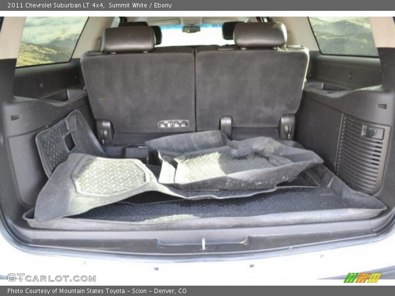 Summit White / Ebony 2011 Chevrolet Suburban LT 4x4
