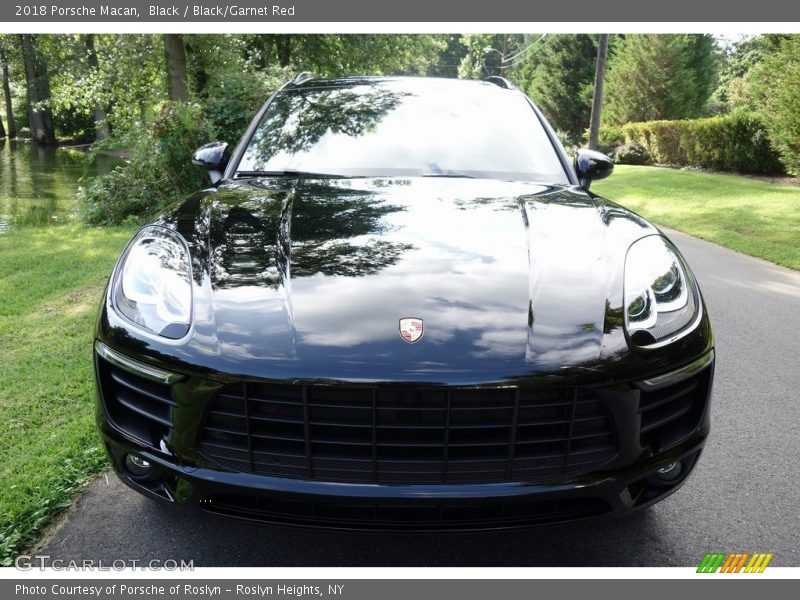 Black / Black/Garnet Red 2018 Porsche Macan