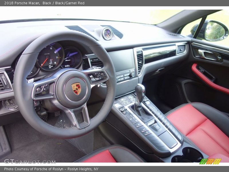Black / Black/Garnet Red 2018 Porsche Macan