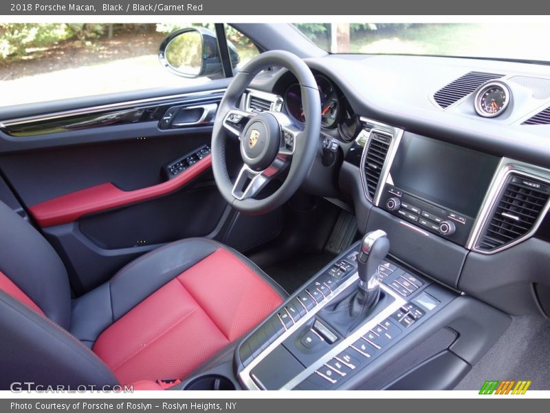 Black / Black/Garnet Red 2018 Porsche Macan