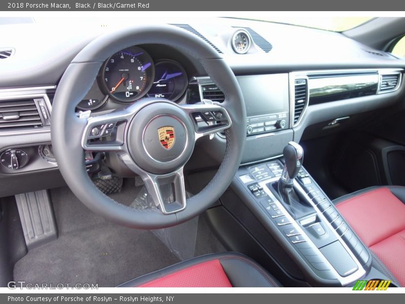 Black / Black/Garnet Red 2018 Porsche Macan