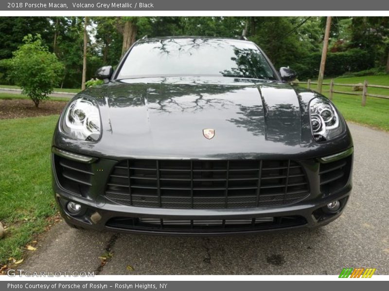 Volcano Grey Metallic / Black 2018 Porsche Macan