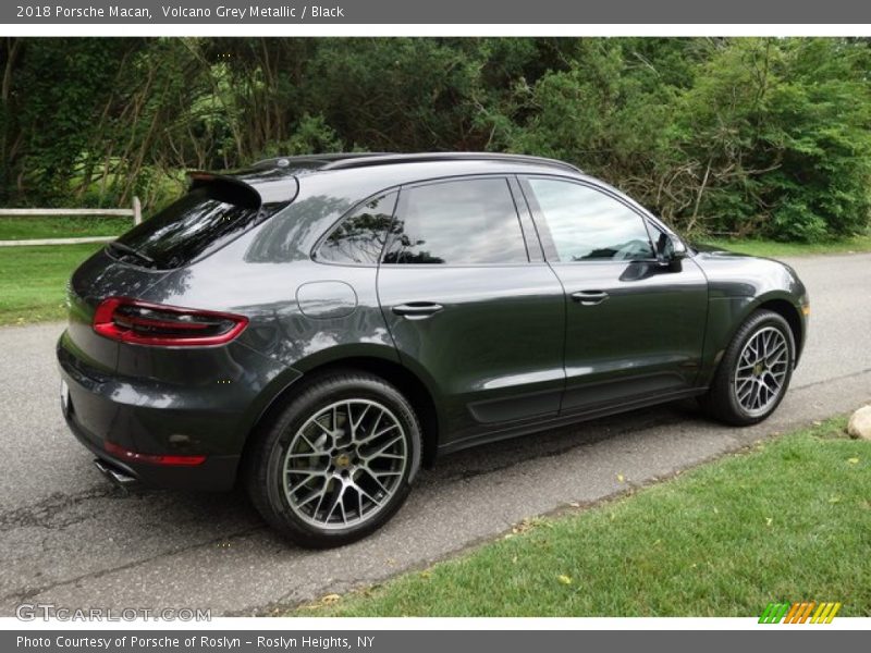 Volcano Grey Metallic / Black 2018 Porsche Macan