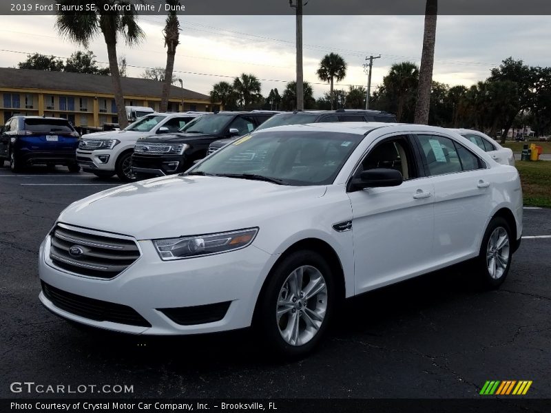 Oxford White / Dune 2019 Ford Taurus SE