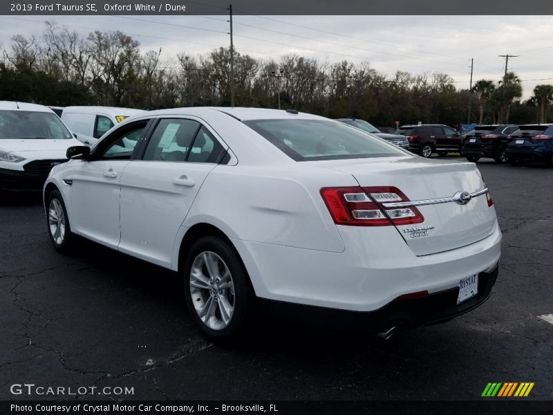 Oxford White / Dune 2019 Ford Taurus SE