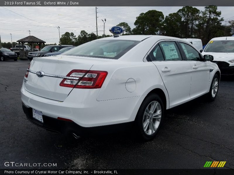 Oxford White / Dune 2019 Ford Taurus SE