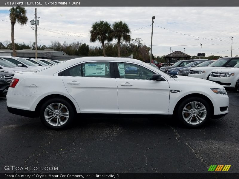 Oxford White / Dune 2019 Ford Taurus SE