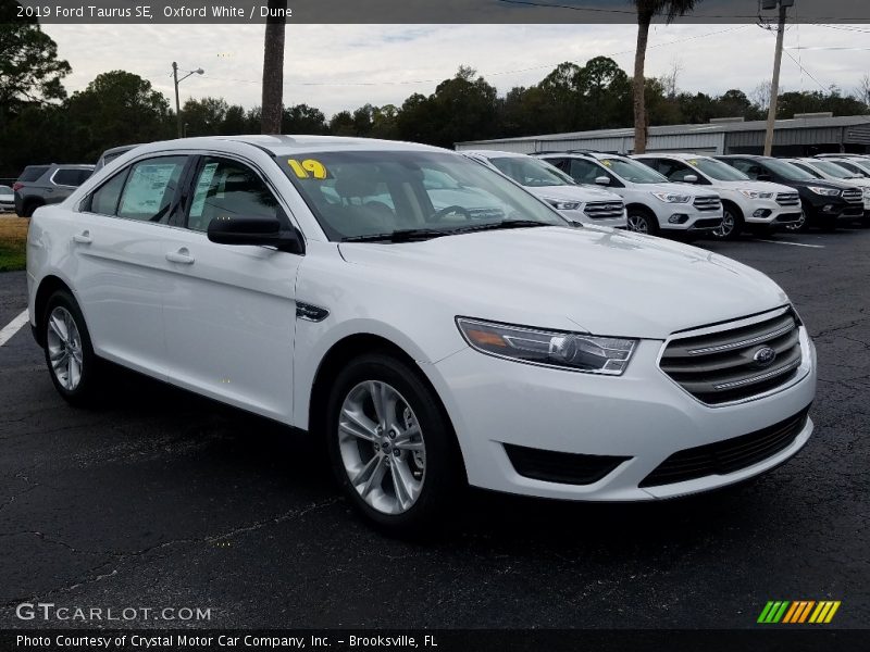 Oxford White / Dune 2019 Ford Taurus SE