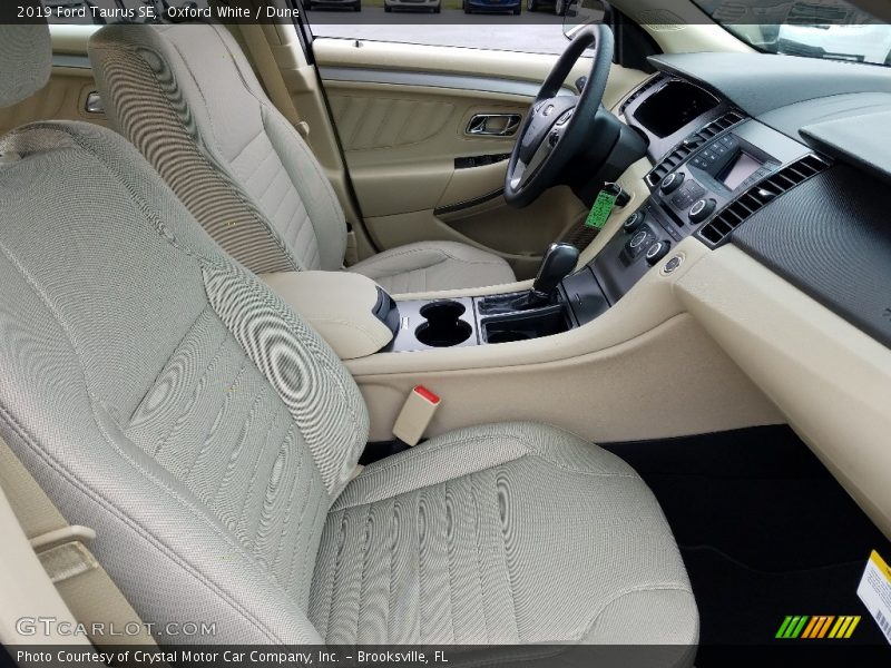 Front Seat of 2019 Taurus SE