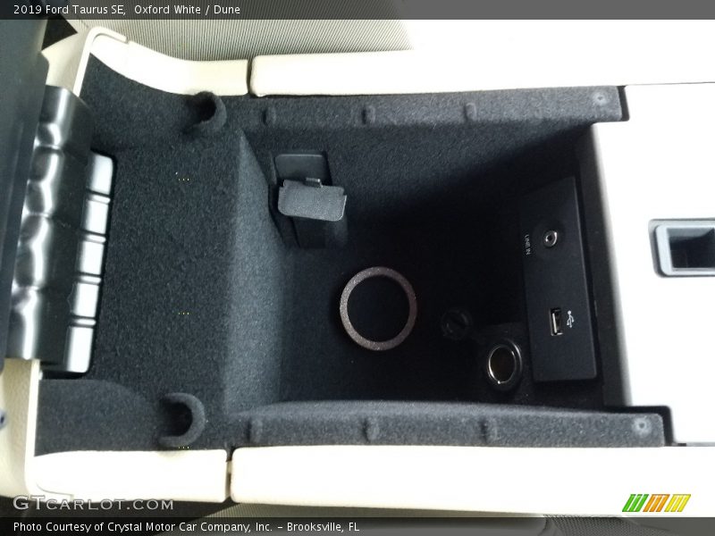 Oxford White / Dune 2019 Ford Taurus SE