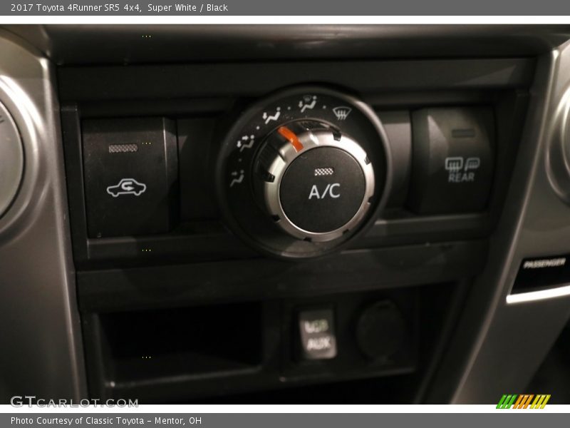 Super White / Black 2017 Toyota 4Runner SR5 4x4