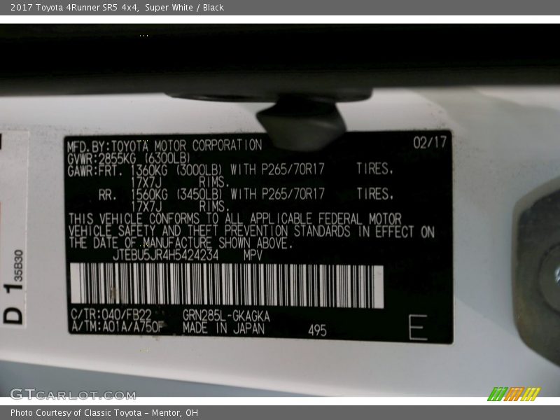 Super White / Black 2017 Toyota 4Runner SR5 4x4