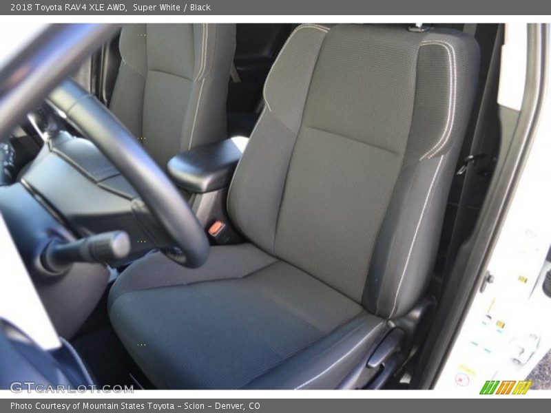 Super White / Black 2018 Toyota RAV4 XLE AWD