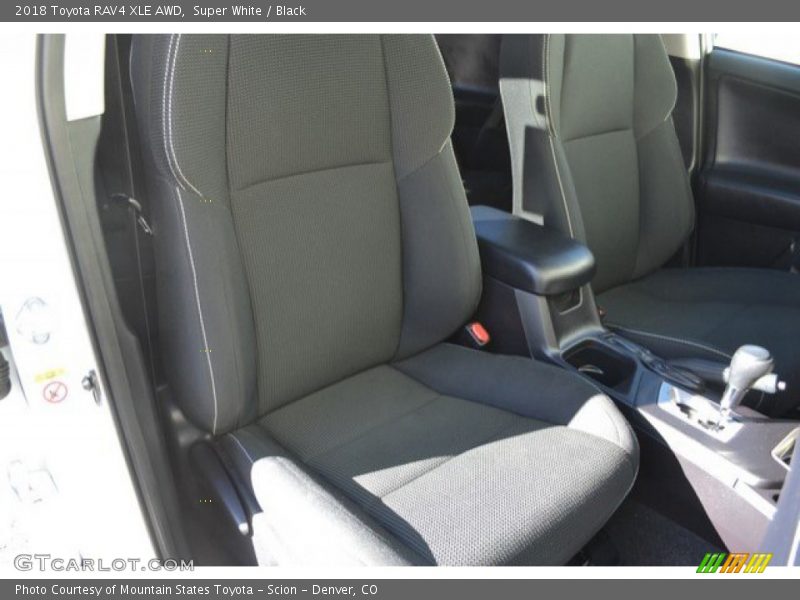 Super White / Black 2018 Toyota RAV4 XLE AWD