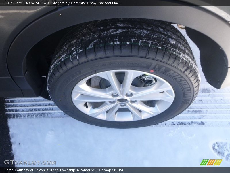 Magnetic / Chromite Gray/Charcoal Black 2019 Ford Escape SE 4WD