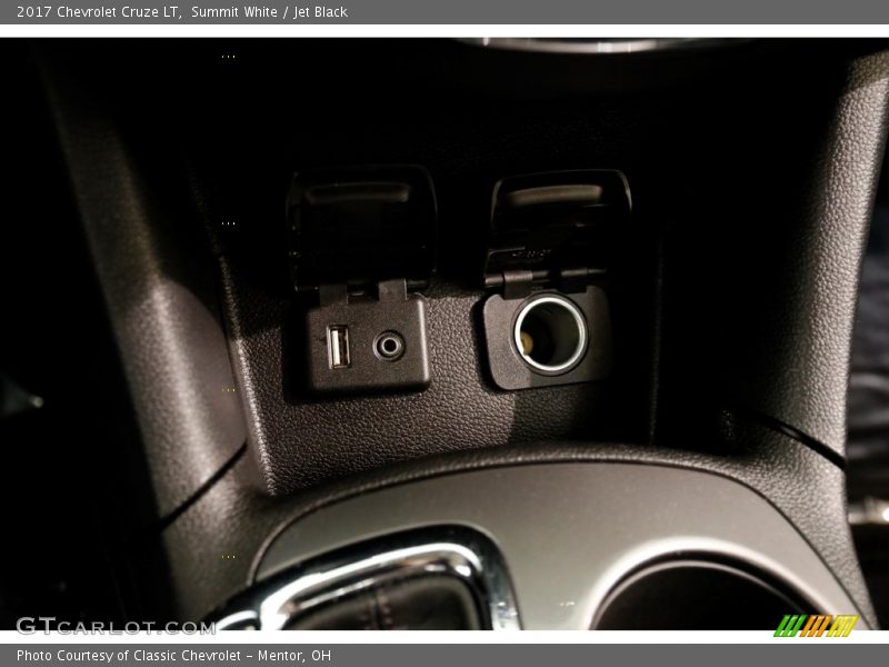 Summit White / Jet Black 2017 Chevrolet Cruze LT