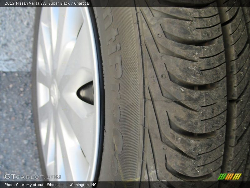 Super Black / Charcoal 2019 Nissan Versa SV