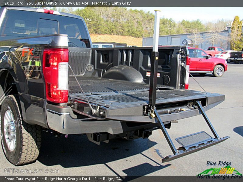 Magnetic / Earth Gray 2019 Ford F250 Super Duty STX Crew Cab 4x4