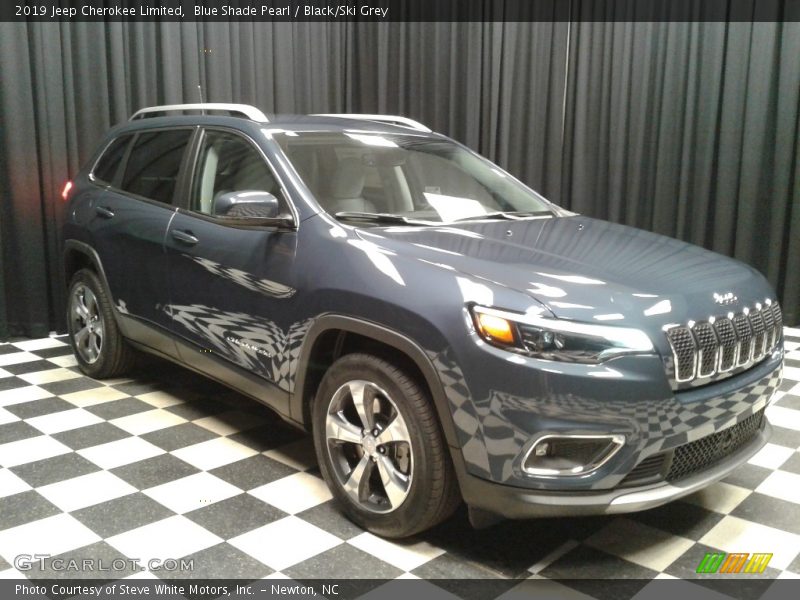 Front 3/4 View of 2019 Cherokee Limited