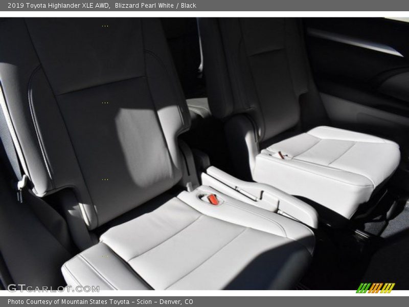 Blizzard Pearl White / Black 2019 Toyota Highlander XLE AWD