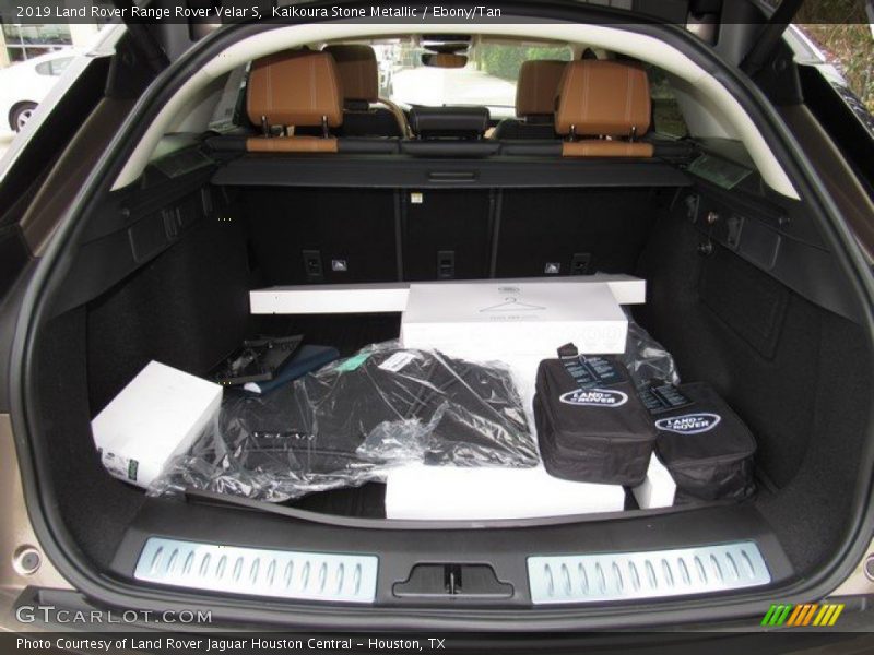  2019 Range Rover Velar S Trunk