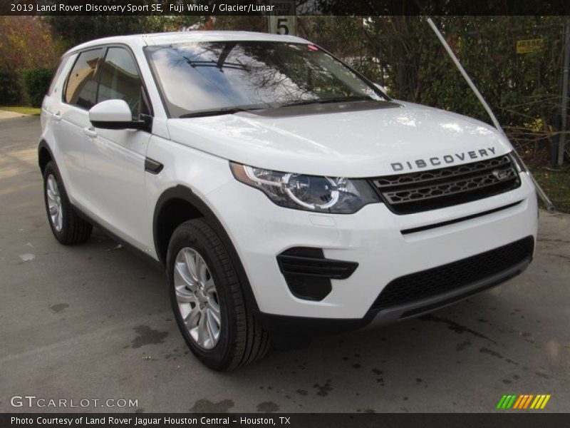 Front 3/4 View of 2019 Discovery Sport SE