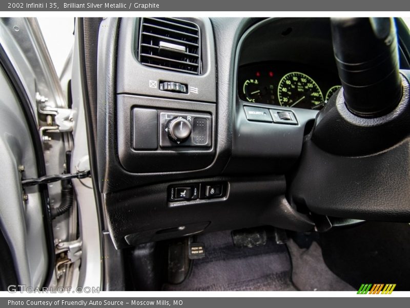 Brilliant Silver Metallic / Graphite 2002 Infiniti I 35