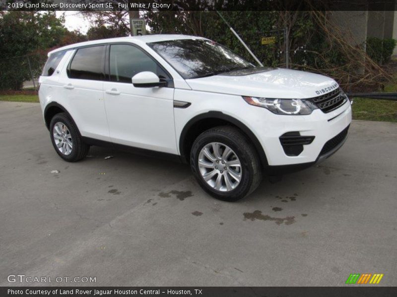 Front 3/4 View of 2019 Discovery Sport SE